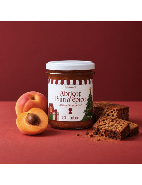 Pot de confiture abricot pain d'épices de La Chambre, avec des abricots frais et des tranches de pain d'épices