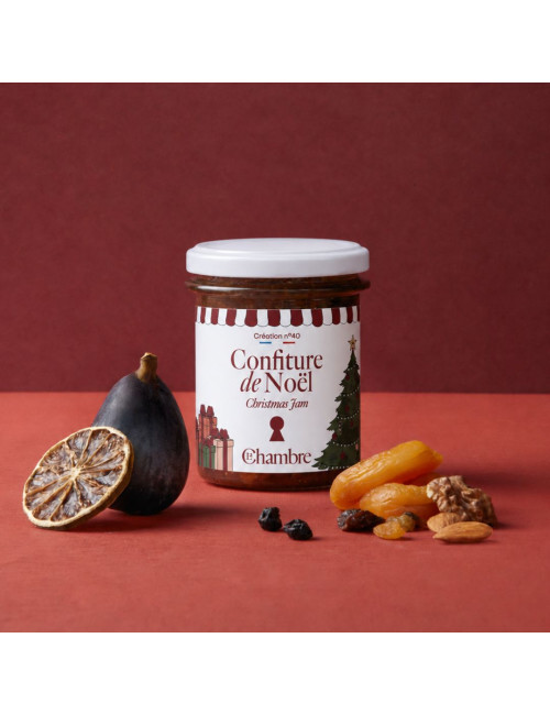 Pot de confiture de Noël 200g de La Chambre, entouré d'une figue, d'une orange séchée, d'abricots secs et de noix