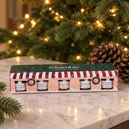 The 5x30g mini Christmas gift box in front of a lit Christmas tree, its five jars visible