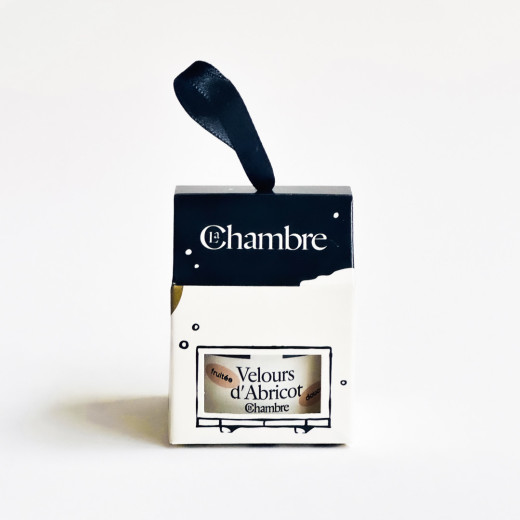 Boule de Noël La Chambre : étui bleu nuit à ruban, avec le pot de confiture Velours d'Abricot visible en façade