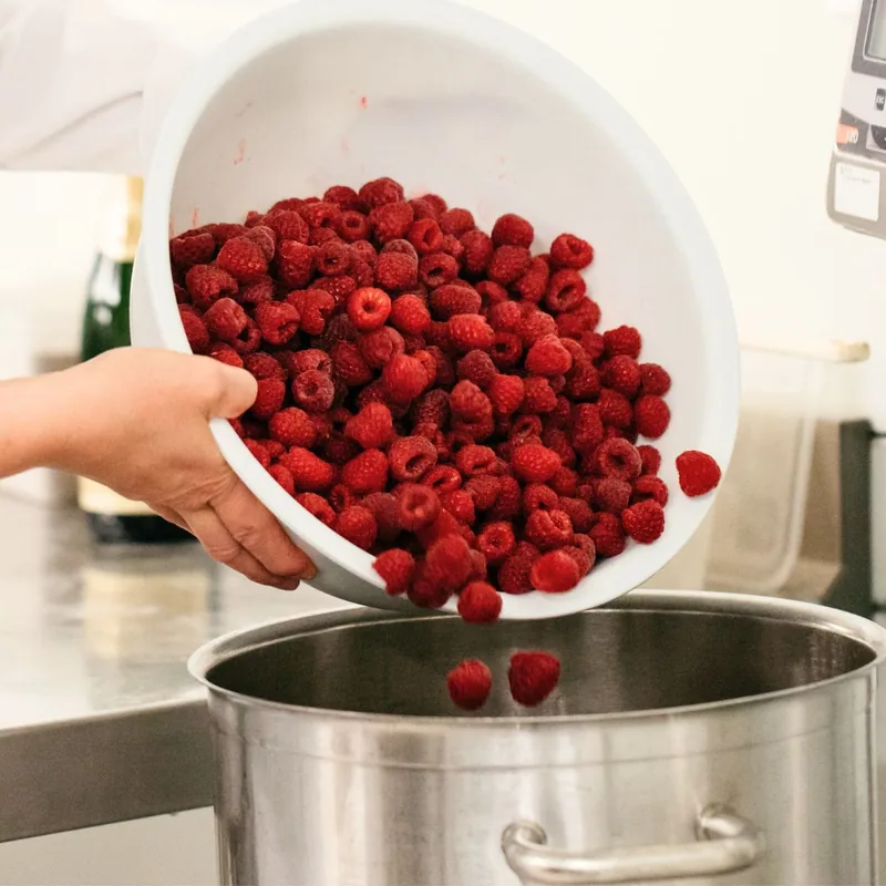 Fabrication artisanale de la confiture de framboise dans l'atelier La Chambre