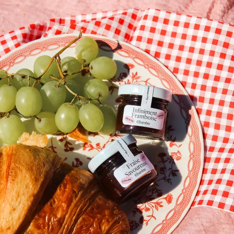 Petits pots de confiture La Chambre sur nappe à carreaux