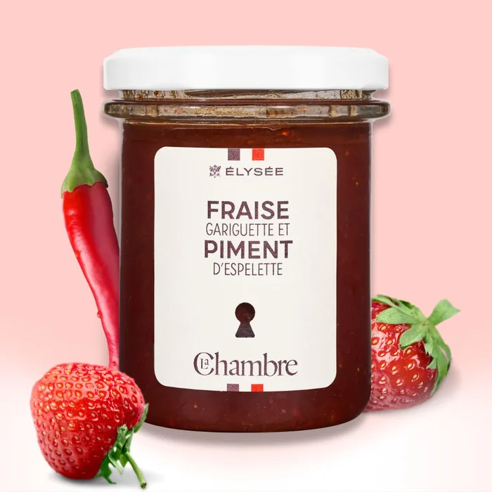 Le pot de 100g de la confiture de la gamme de luxe Élysée à la saveur : fraise gariguette et piment d'espelette