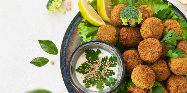 Falafel (boulette de pois chiche) et sa sauce aubergine