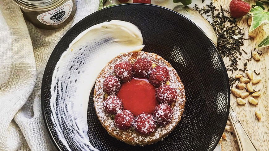 Sablé aux pignons, curd à la confiture de tomate verte, framboises fraîches