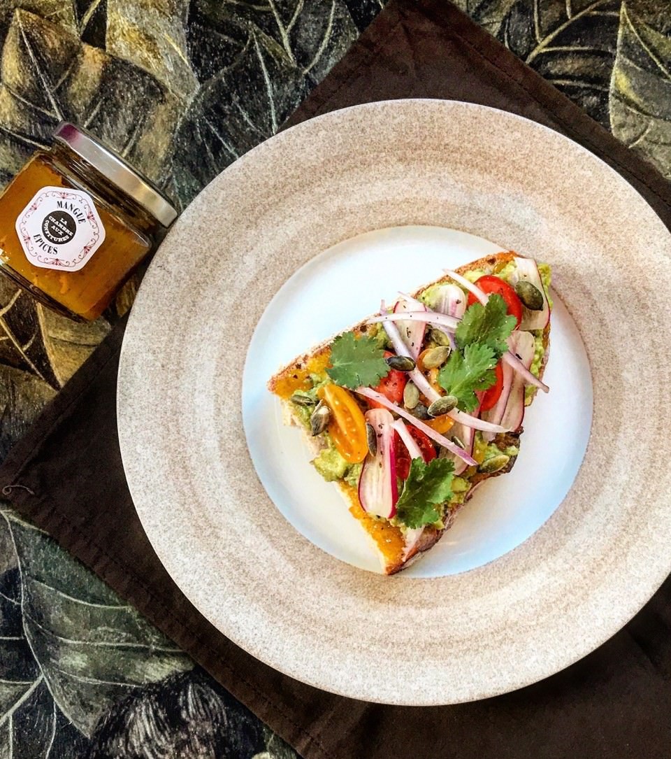  Avocado toast, mango chutney with spices and raw vegetables