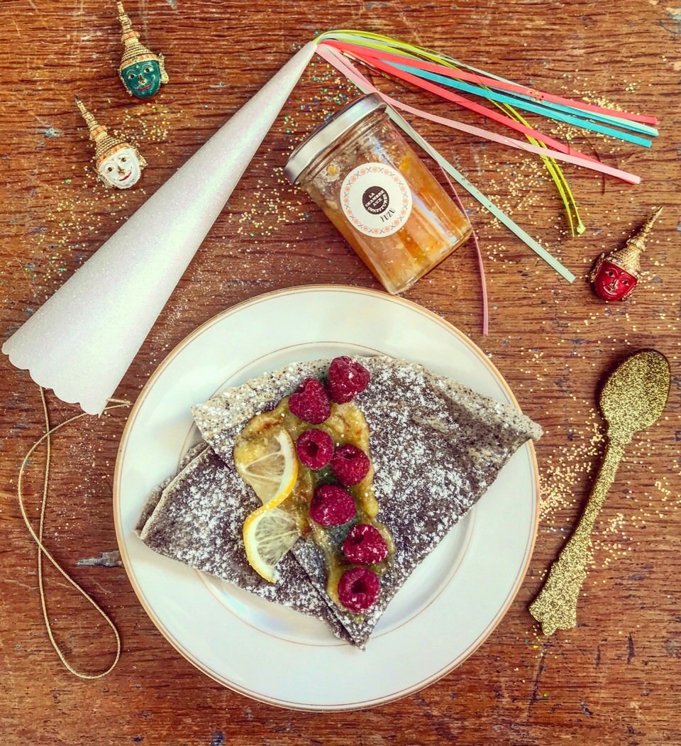 Crêpes au sésame noir, curd à la confiture de Yuzu et framboises fraîches 