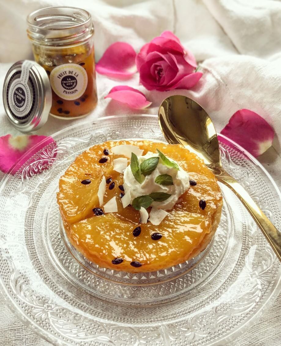 tarte tatin a l'ananas, infusee au basilic, confiture de fruit de la passion et crème fouettee