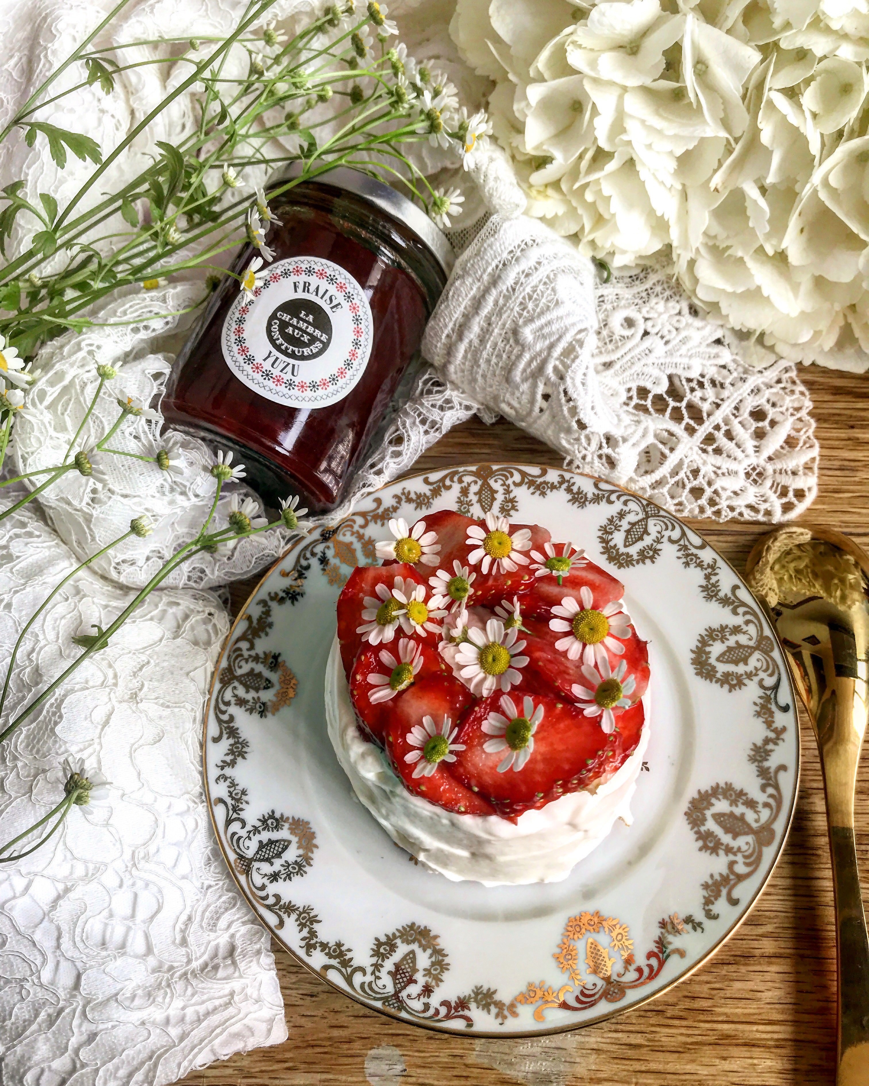 Sponge cake au jasmin et a la confiture de fraise et yuzu